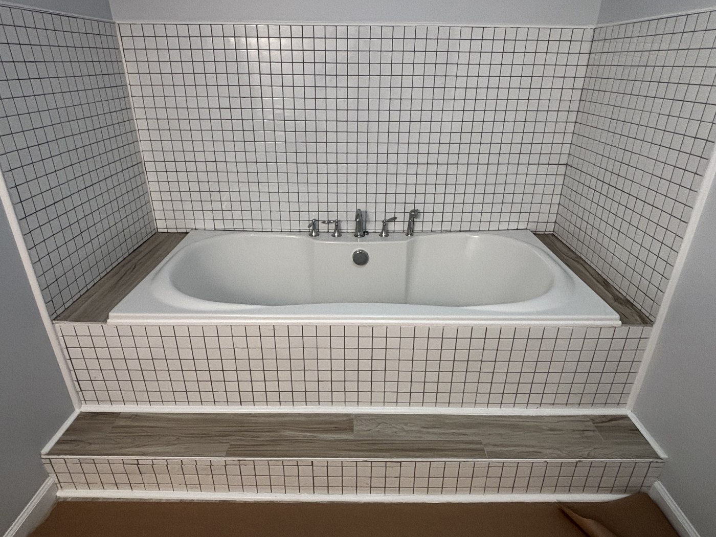 Wildwood NJ bathroom before old soaking tub
